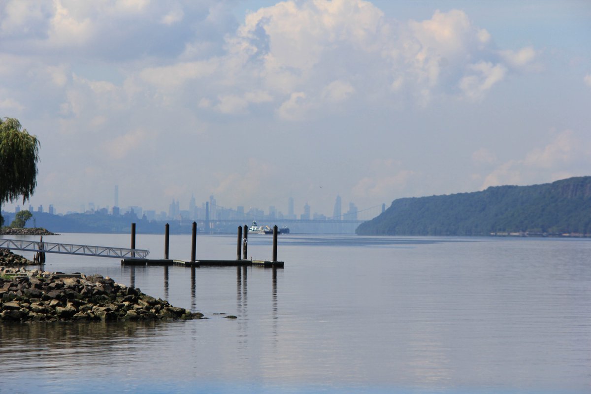 inmarkmg's tweet photo. Views of the NYC skyline. There are many ways to pull inspiration, but none like nature and the great outdoors. When the day has got you down or frustrated, go outside take in the air and just BREATHE! #Inmarkmedia #StayMotiviated #DobbsFerry https://t.co/PSPWnZCrXv