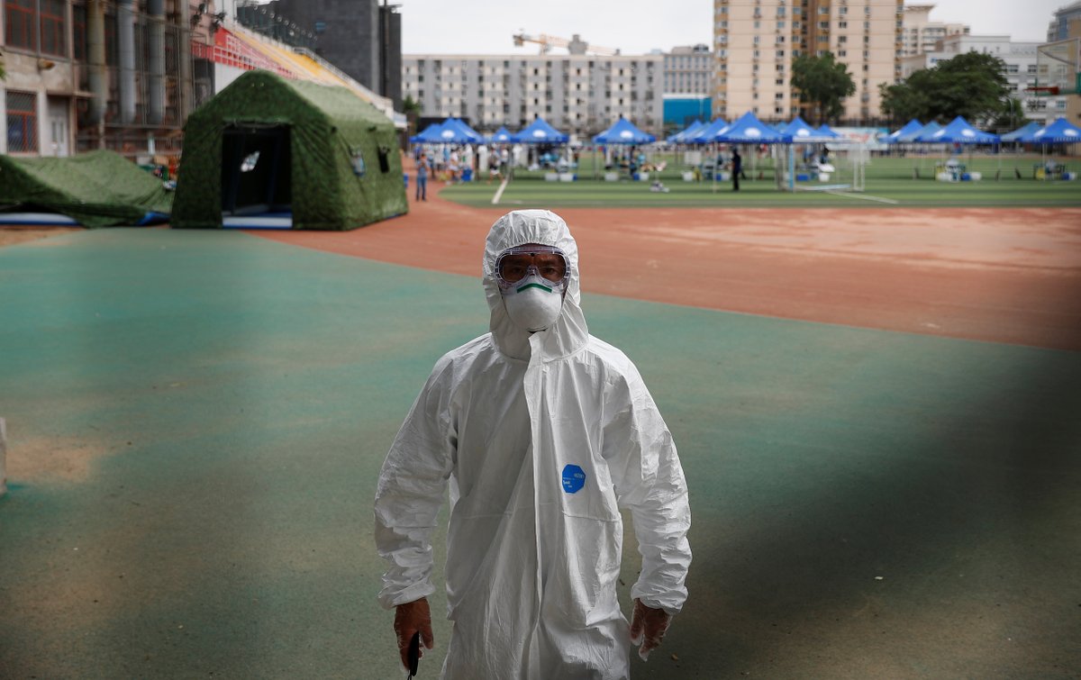 ajplus's tweet photo. Beijing closed its schools again and asked residents not to leave the city, after a new #COVID19 outbreak.
It reports at least 106 new cases since Thursday:
▪️ most traced to a major food market
▪️ high-risk groups banned from leaving
▪️ 3 neighborhoods locked down https://t.co/dO8UU2sJoj