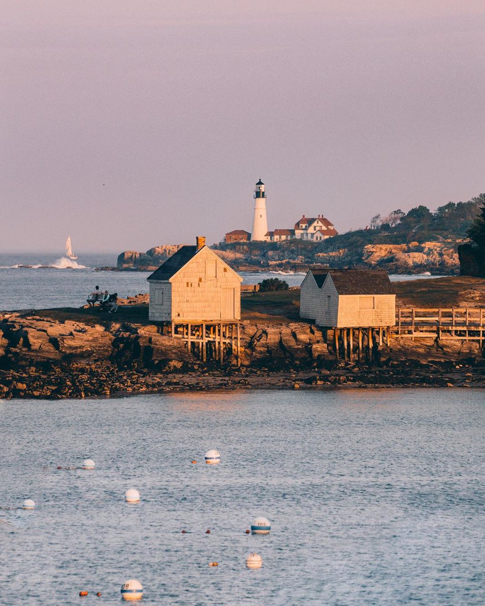 MaineTable_'s tweet photo. Portland Head Light 💙⚓️

photo: @skypettphoto 

#maine #lovemaine #coastalliving #lifeonthecoast
#streetsofmaine #exploremaine #capeelizabeth #coastalmaine #iconicmaine #wheninmaine #lifeinmaine #springrinmaine #visitmaine #authenticmaine #realmaine #onthewater #coastaltowns https://t.co/TP4DjjmDDt