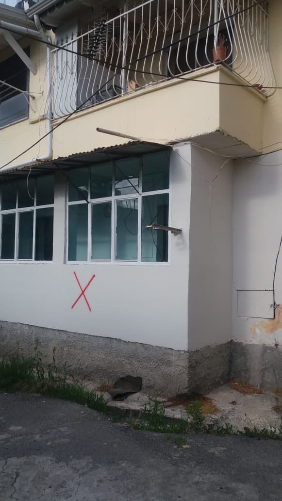 RedCrossAlbania's tweet image. #AlbaniaEarthquake
The red sign on this building in #Shijak indicates it will be demolished. Severely damaged. 

Aisha&amp;amp; her son who is sick still live here. The neighbors have left. Now it’s called “Aisha’s building”. 

She received a cash transfer today.  #dignity #empowerment