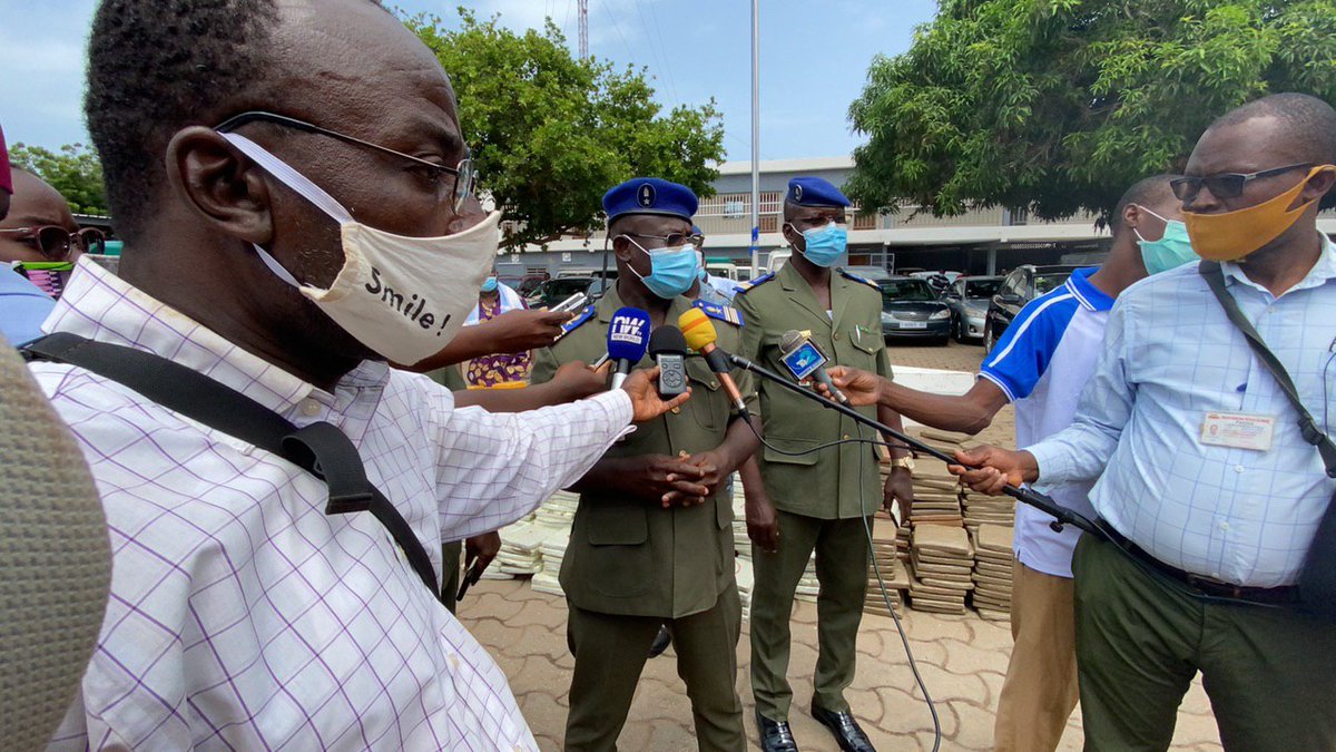 otr_togo's tweet photo. Présentation ce jour à la presse d’environ #1500Kg (1520 pains) de cannabis, saisis au post des douanes de #Hihéatro dans la #RégionDesPlateaux dans la nuit du 09-10 juin 2020. Pour rappel, #600Kg de drogue avaient été saisis à #Tchalo dans la #RégionCentrale courant mai 2020. https://t.co/F7kNI4Bc2t