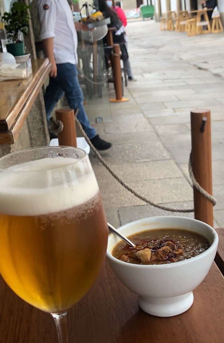 MariaCheda's tweet photo. Una caña en @i_abastos, unas especias únicas en @prazadeabastos, una comida de recuerdos en #AViaxe, un reencuentro, unas risas, una plaza de Cervantes para patear... Una #Compostela que empieza a remontar! 🙌🏽🌹 #ShowMustGoON! https://t.co/aRI4ygYsT9