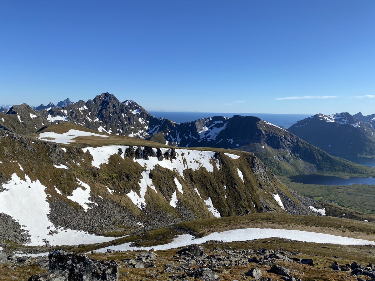 Storknubben (613m) is a nice peak at Gimsøy. About a 1 hour hike on easy trails, and a summit with 360° view of Gimsøy and a lot of other places. Vesterålen too. Bring a change of clothes, some food and drink, and stay a while. Binoculars are nice to have too. #gimsøy #lofoten