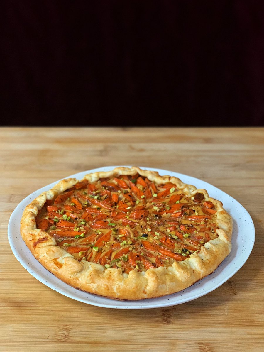 this is so good, easily one of the most satisfying things i’ve eaten in a while- freeform carrot galette with roasted black pepper carrots, burnt honey greek yogurt custard& toasted pistachios, brushed with burnt honey butter to finish it off  #humblebragdiet