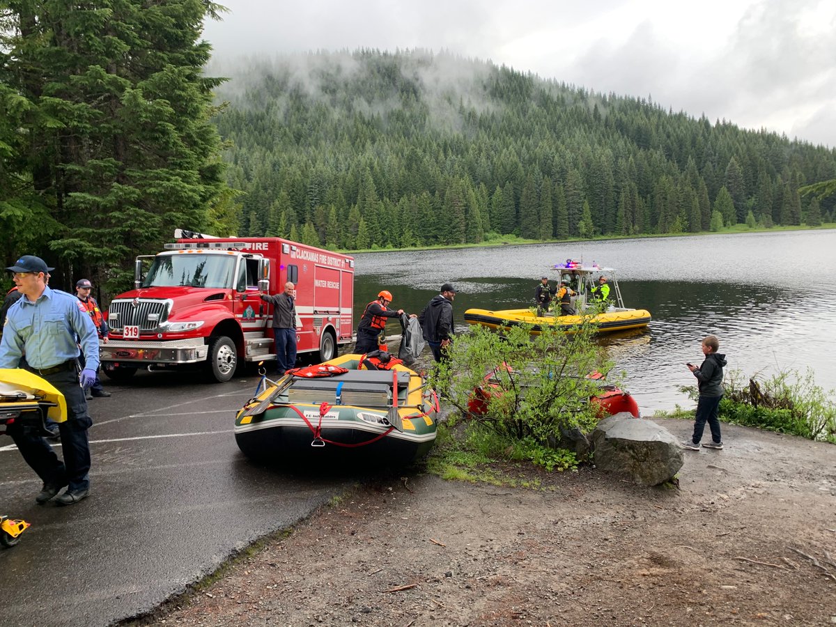 ClackCoSheriff's tweet photo. NEWS RELEASE from our partners at @HoodlandFire : "Hoodland Fire Responds to  Overturned Kayaker at Trillium Lake" -- https://t.co/9XhTi5Yt2S

We were part of the Clackamas Water Rescue Consortium team response in this successful rescue op. https://t.co/tIjbZ9ctMS