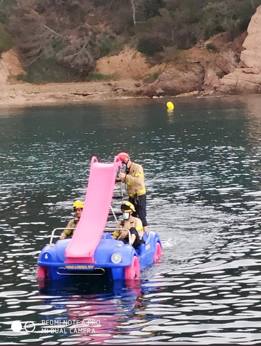 annagrimau's tweet photo. Rescat d'un submarinista a Tossa 👇🏻👇🏻 En serio q els nostres @bomberscat han d treballar en aquestes lamentables condicions @interiorcat @MiquelBuch ?? Sembla un país d fireta. Urgeixen mitjans dignes i eficients i millors condicions laborals per als nostres @semgencat https://t.co/aIstIoZ1Yb