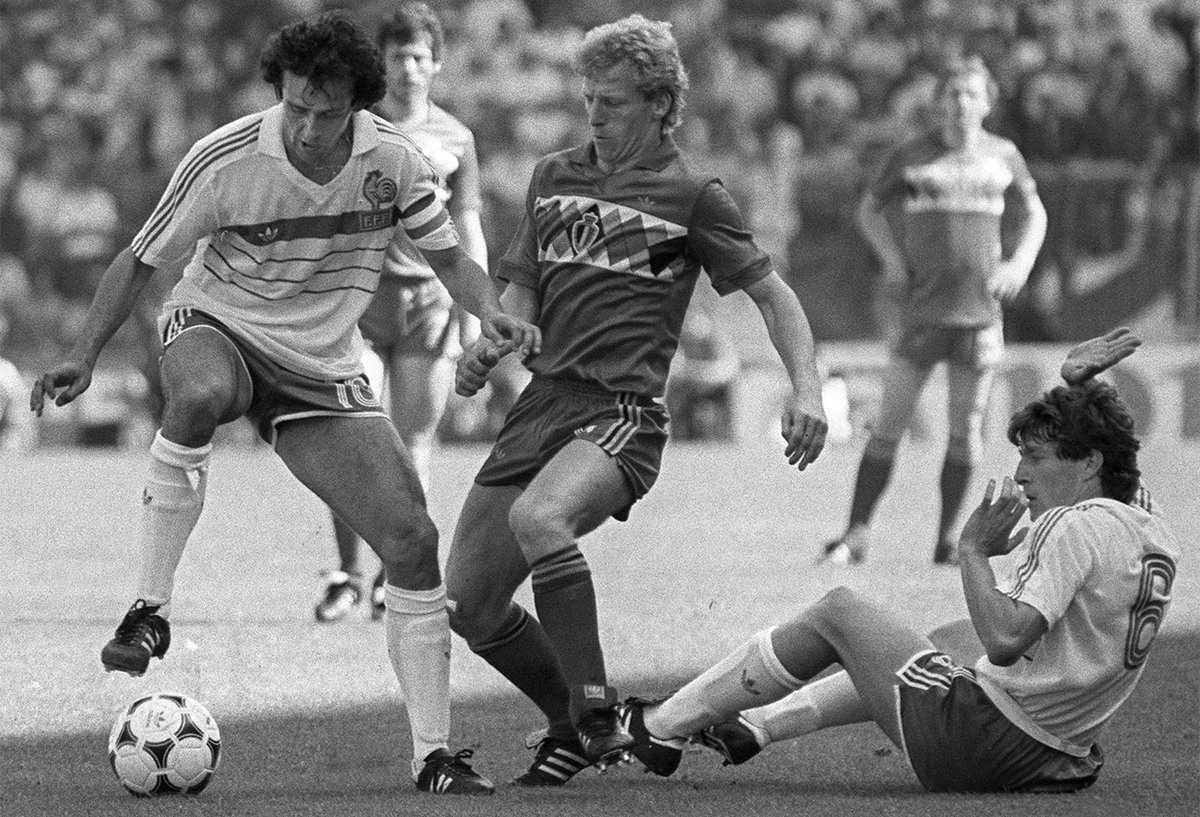 LigueFootLFPL's tweet photo. [INSTANT RETRO]

🏟️📸16 juin 1984, les Bleus de Michel #Platini et Maxime #Bossis dominent la Belgique (5-0) sur la pelouse de la #Beaujoire #Nantes devant plus de... 51 000 spectateurs ! #Euro84 #souvenirs #FiersdetreBleus 

https://t.co/JEHxNXNAgH https://t.co/0MJ08NVSRq
