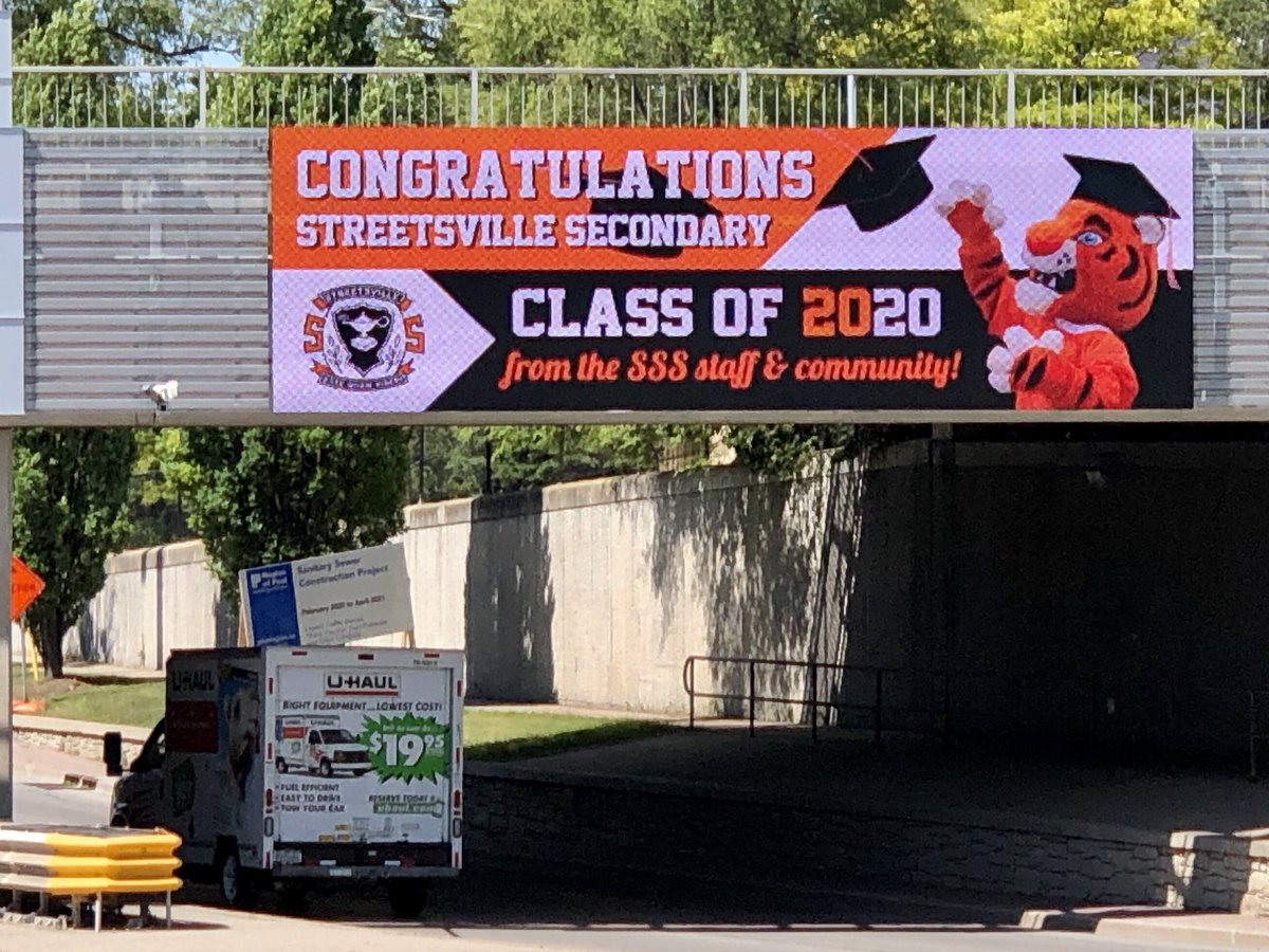 Congratulations Streetsville Secondary Class of 2020!  🎉🎓 👩🏼‍🎓 👨🏽‍🎓 We are so proud of you! Check out this sign on Britannia in Streetsville. #tigerpride <a href="/PeelSchools/">Peel District School Board</a> <a href="/TLC_tigers/">Streetsville's TLC</a> @TrusteeCrocker @GSolomonHenry <a href="/apeluso2012/">Antonietta Peluso</a>