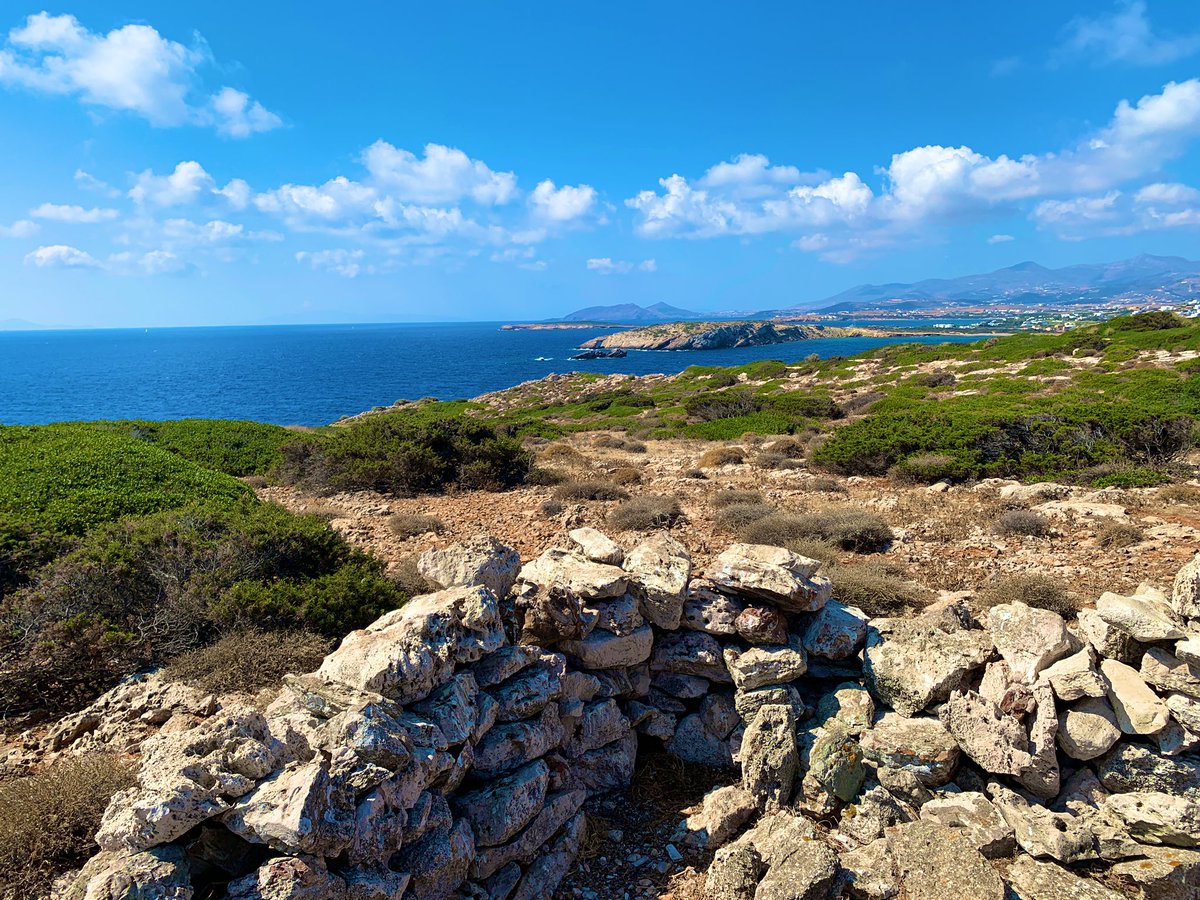 Other small islands around Paros were fortified to offer protection during periods of unrest or to control key navigational routes like the strait between Naxos & Paros! Still others were used as religious sanctuaries, hunting grounds, & pirate hideouts! ~el 9/13