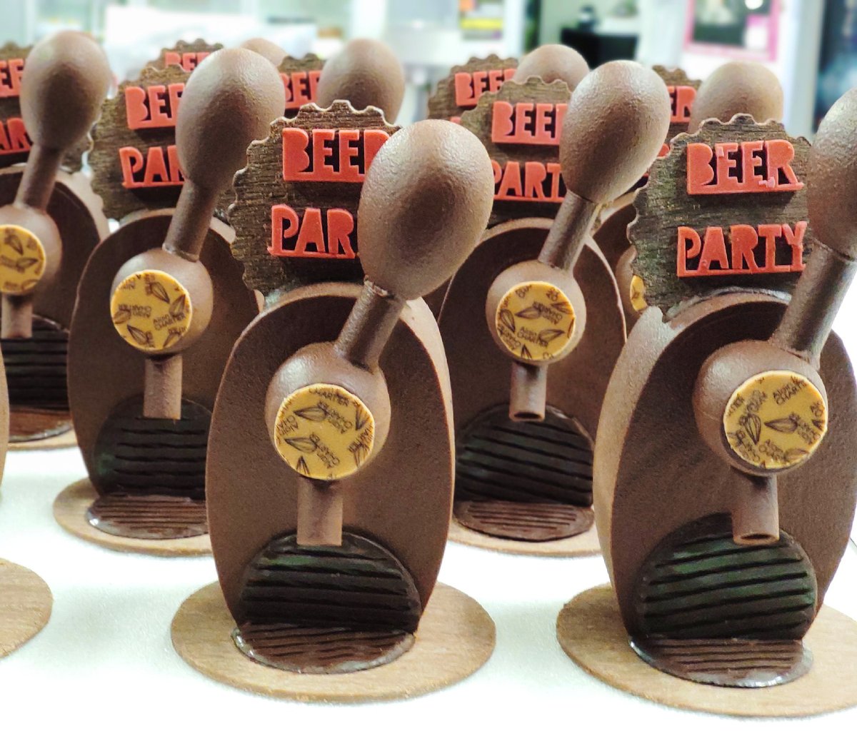 AlainChartier56's tweet photo. Un clin d'oeil à croquer pour la #FêtedesPères 😉
🍺🍺🍺🍺🍺🍺🍺
Montage tout chocolat #LaTireuseàBière
#Varierlesplaisirs 😉🍫
Toute une gamme de surprises cadeaux dans nos boutiques #Vannes #Carnac #Sarzeau #Theix et #Arzon #PortCrouesty https://t.co/FzpsPYHLz5