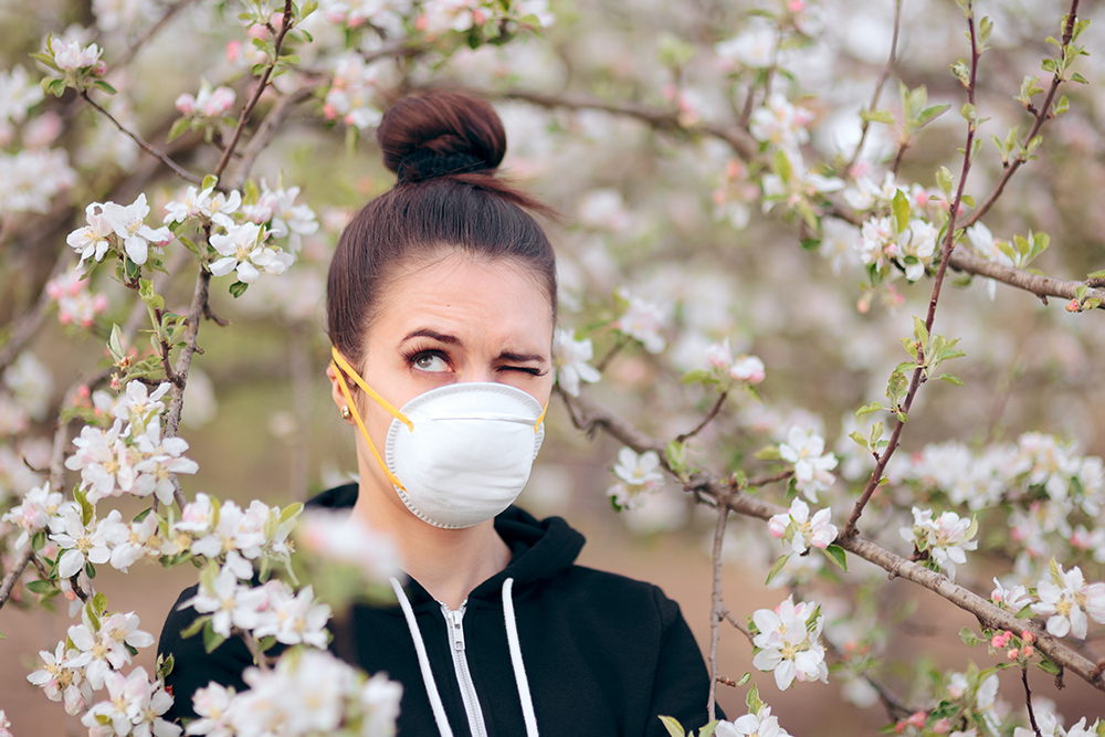 As the weather warms up and people begin to experience seasonal #allergies, how should they be managing symptoms during the #COVID19 pandemic? Dr. Juanita Mora, allergist/immunologist at the Chicago Allergy Center shares her advice in our latest blog. bit.ly/2AzqUuq