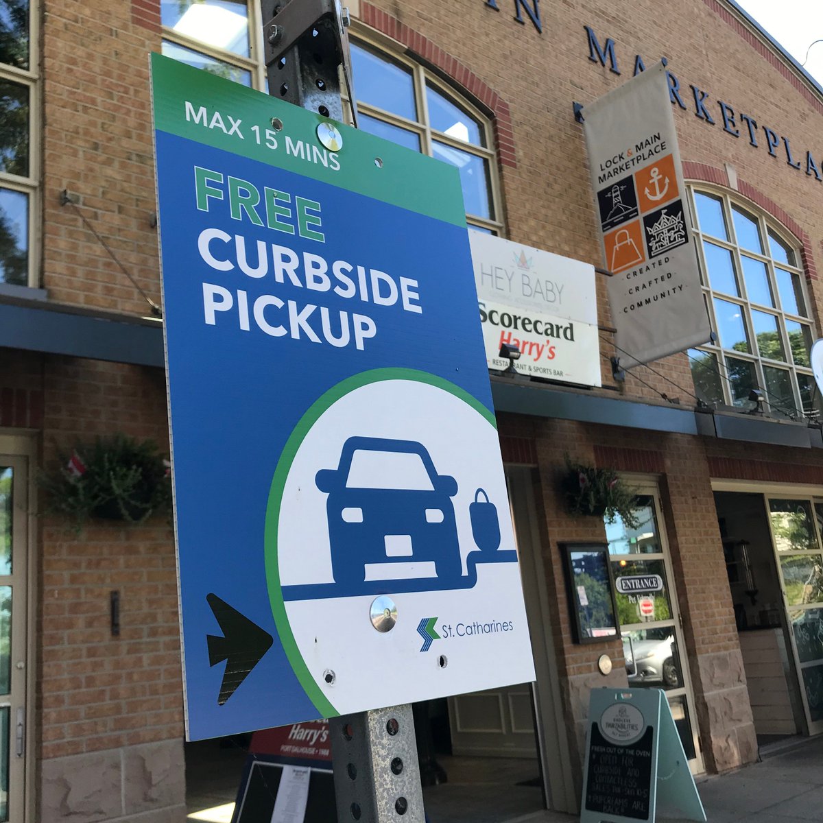 InvestinSTC's tweet photo. Whoa! 😮 15-minutes of free parking for curbside pickups.
Look for these signs when parking for curbside pickup in Downtown St. Catharines and Port Dalhousie. #ShopSTC #PickupSTC https://t.co/UzqnDt9Nmo