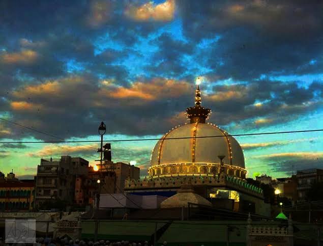 Aaquibbaig's tweet photo. This @AMISHDEVGAN has called Hazrat Moinuddin Chishti a ma®auder.
He should be arrested and asked what Hazrat Moinuddin Chishti looted from him..

#arrestamishdevgan https://t.co/EWArnjZ4zF