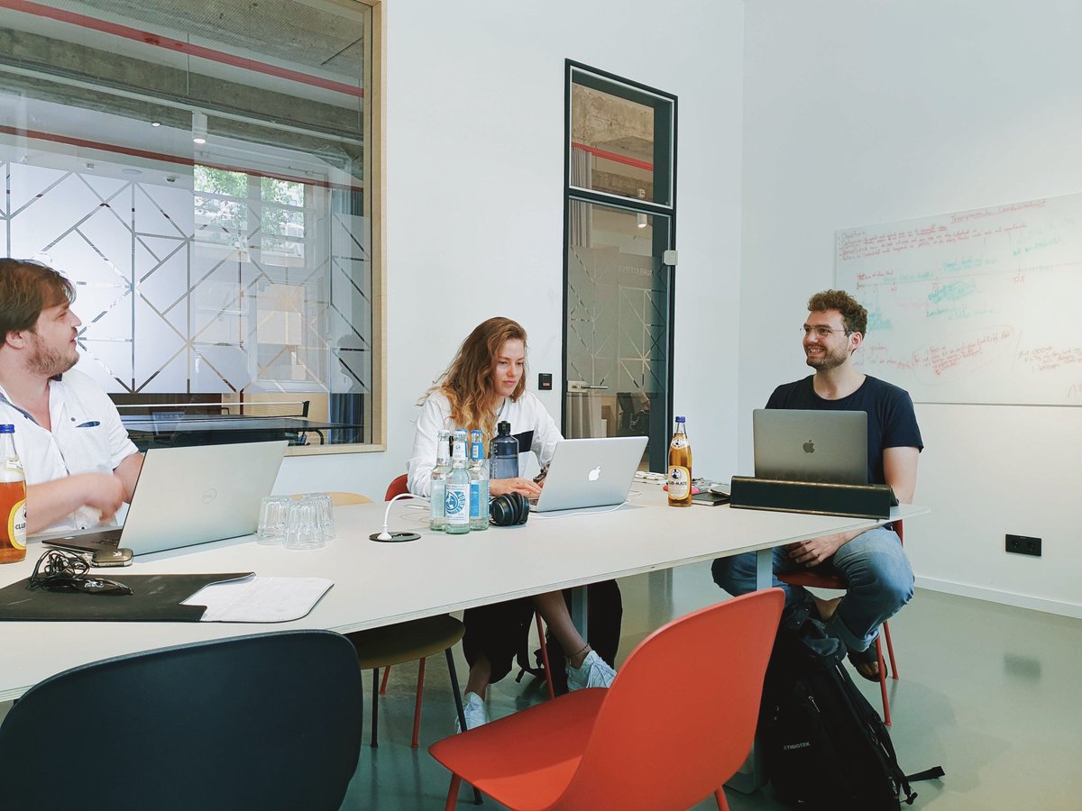 Nach unserem ersten großen Meilenstein, sind wir produktiv in den nächsten Sprint gestartet. 💥💥💥
Bei @spielfeld ging es heute im Rahmen des #SolutionBuilders mit großen Schritten voran. <a href="/WirVsVirus/">WirVsVirus</a> @bockkevin <a href="/yannik_gassmann/">yannik</a> @UrbanImpactBln <a href="/ImpactHubBLN/">Impact Hub Berlin</a> <a href="/PT_Deutschland/">ProjectTogether</a>