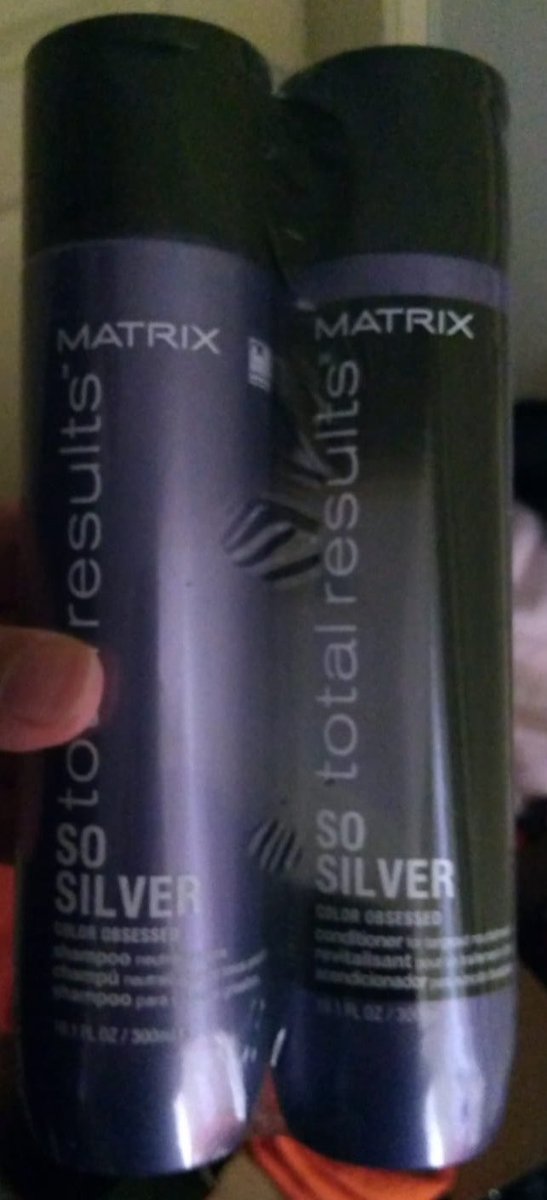 R3SM3's tweet photo. @RipleyChile con mi señora compramos un shampoo y acondicionador Matrix ROJO de un litro cada uno a 35990 y llegó un producto que no corresponde a lo comprado.     Y menos en el precio.  Pague 39.990 por un producto que jamas llegó. @RipleyChile @SERNAC qué hacemos ahora?? https://t.co/sC0IqAeYvc