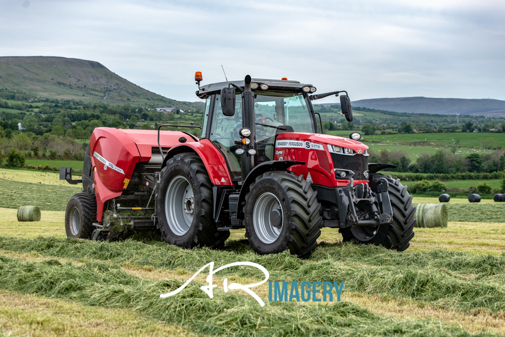 ImageryAr's tweet photo. little pocket rocket out working #masseyferguson setup running @Michelin #multibib
#arimagery #grass #baler #silage #tight #bales #harvesting #mf #greenfever https://t.co/NFNTIDzkuz