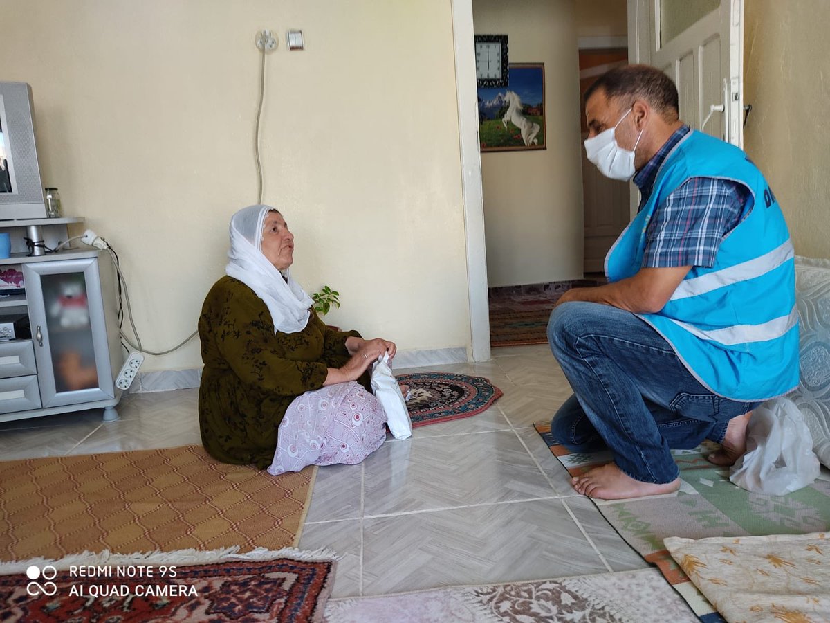 #VSDG ekiplerimiz, Cumhurbaşkanlığımız tarafından 65 yaş ve üstü vatandaşlarımıza hediye olarak gönderilen ve içinde Cumhurbaşkanımız Sayın Recep Tayyip ERDOĞAN’ın mektubunun da bulunduğu hediye paketlerini “Değerli Yaşlılarımıza” ulaştırmaya devam ediyor.