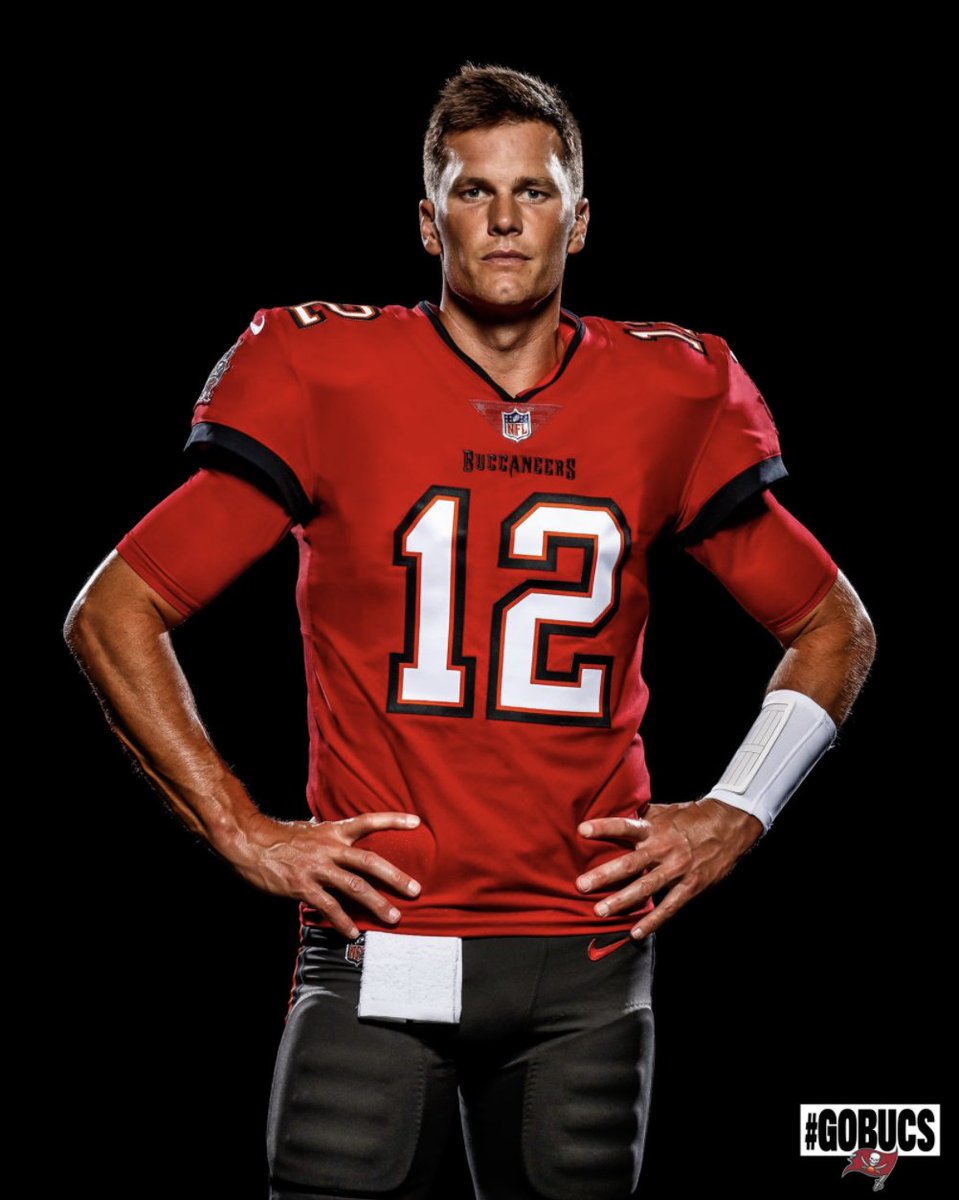BleacherReport's tweet photo. First look at @TomBrady in a Bucs uniform @brgridiron
⁣
Wild.⁣
⁣
(via @Buccaneers) https://t.co/gOTErUdSAX