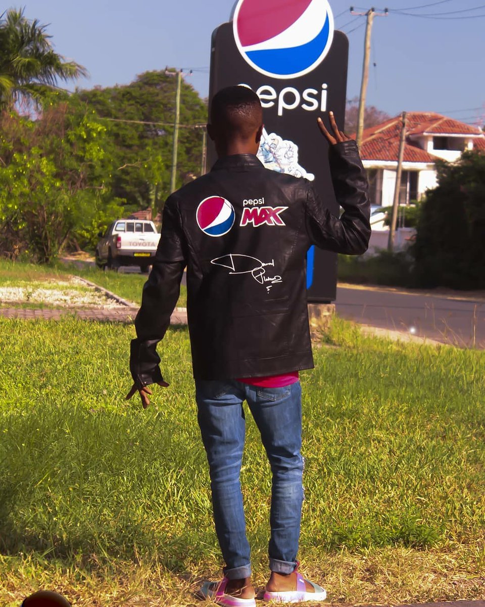 Pepsi_TZ's tweet photo. 🔥Max Jacket kama Max Jacket! Signed by Simba kama Simba @diamondplatnumz 🔥
@cottah_wamipango 💥
Umeshapost picha yako ya #MaishaNaMax ? Unasubiri nini?
#PepsiTz #LiveForNowTz #PepsiMaxTz #LiveToTheMax #IshiMpakaMax https://t.co/eUOYVjxJ3T