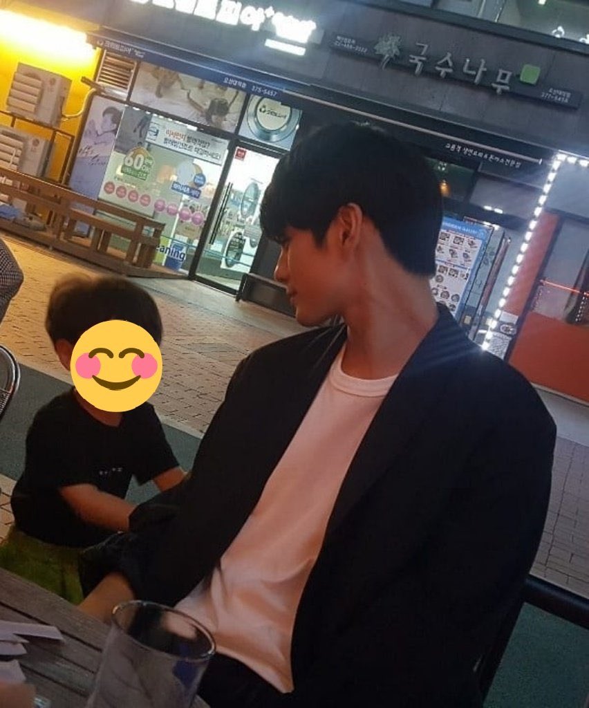janeiizm's tweet photo. กูน้ำตาไหลพรากแล้ว ซองอูกับเด็กน้อยก็คือโคตรผัว เหมือนคุณพ่อยังหนุ่มอะ แล้วเจ้าตัวเล็กดันเหมือนน้องจียูลมาก แง้ ไอ้ต้าว 🥺 https://t.co/yClahn5Gu9