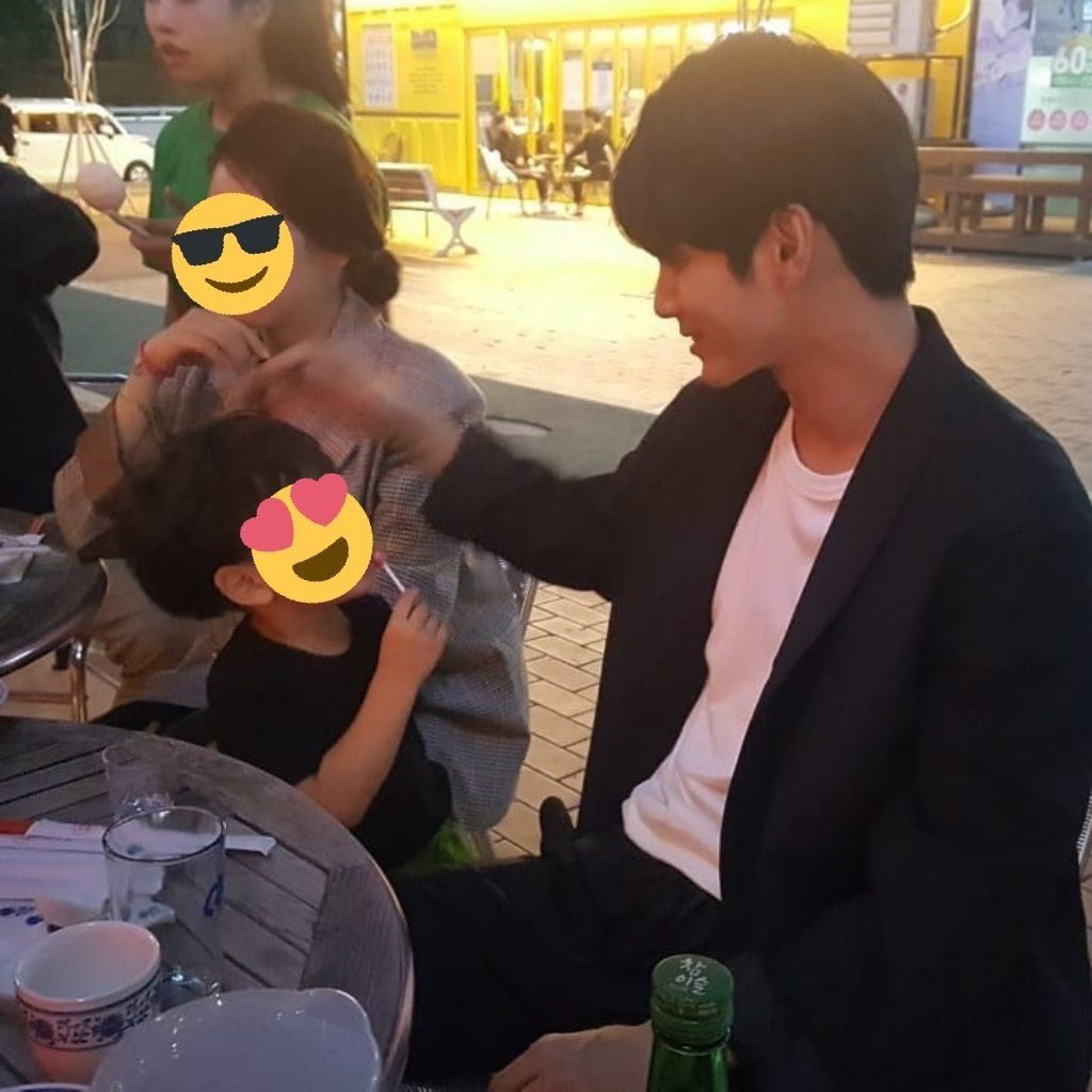 janeiizm's tweet photo. กูน้ำตาไหลพรากแล้ว ซองอูกับเด็กน้อยก็คือโคตรผัว เหมือนคุณพ่อยังหนุ่มอะ แล้วเจ้าตัวเล็กดันเหมือนน้องจียูลมาก แง้ ไอ้ต้าว 🥺 https://t.co/yClahn5Gu9