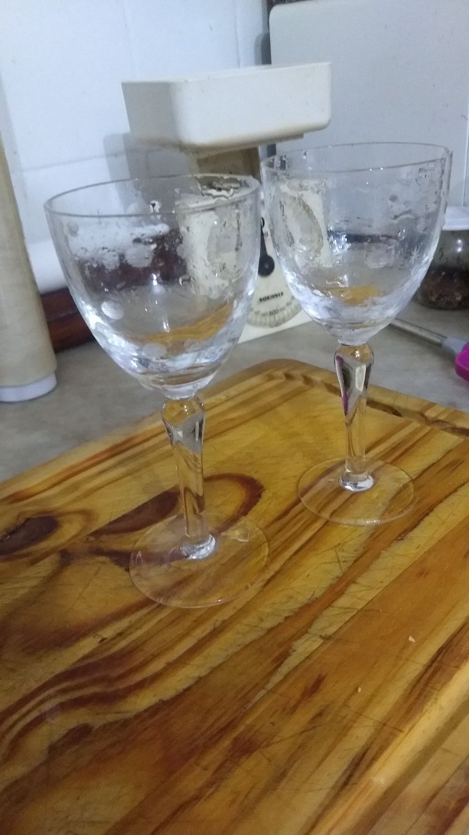 LoreDelAlfajor's tweet photo. Ayer le conté (desde la ventana) a mí vecina que se me había roto una copa de vino. Hoy me toca el timbre y me trajo esto. Las tiene desde su casamiento... ¡AME FUERTE! #WineLover #VecinosCopados #CuarentenaEterna #LaVidaConVino https://t.co/2OLs9KBEPD