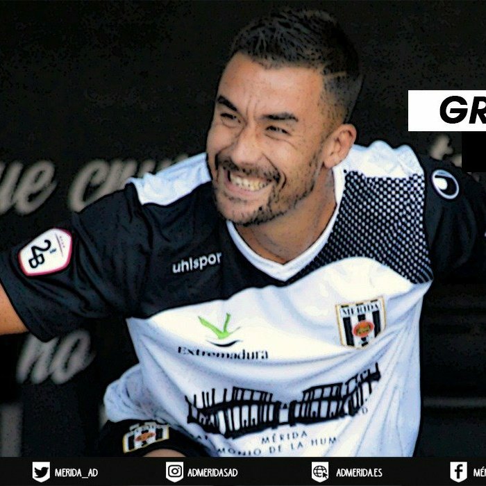 Este tío, siendo de Badajoz, ha dado más por este equipo y esta ciudad que todos sus odiadores juntos. Vino para 2 partidos y sus estadísticas están ahí. Jugara más o menos, en el vestuario ES imprescindible alguien como él. Nos quedamos sin alguien imprescindible, <a href="/JaviChino18/">Javi Chino</a>