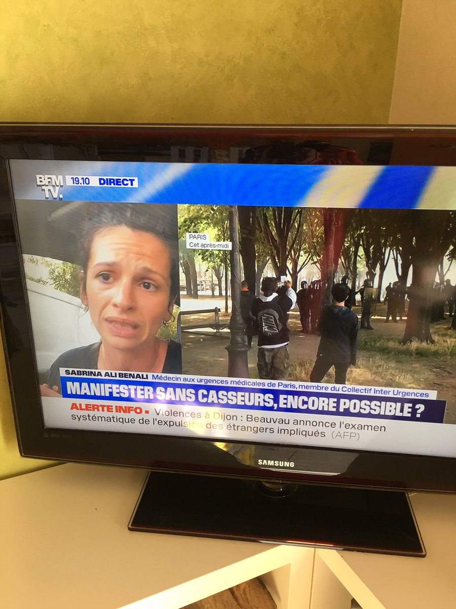 imfamous85's tweet photo. Je sais c est la mode de pas taper sur les soignants mais la oooops une syndicaliste #interurgence qui nous dit tranquillement #AssaTraoré et des #GiletsJaunes étaient avec nous 😡😡😡 ....j ai bien fait de ne pas vous applaudir tous les soirs 😡😡😡😡 https://t.co/kNWneKtxpH