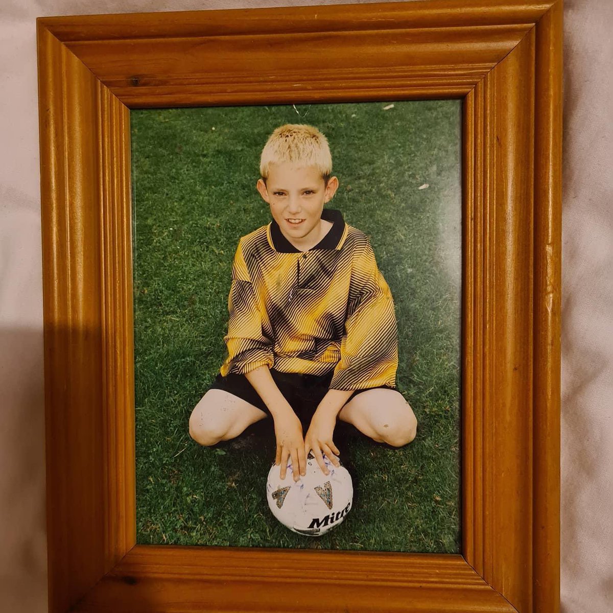 C_S_G_B's tweet photo. So went and seen my hairdresser before (He’s not open yet ha) and gave him my retro 73 home shirt with best on the back as he is hefav player and from the era, He has been my football manager from about 8 yrs old and he’s just pulled this out!!! WTF WAS MY HAIRCUT ABOUT #Guniess https://t.co/iB7nbNOTmA