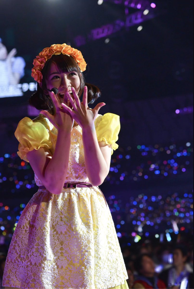 25 ⊿ 13nichi no Kinyoubi [Performance Costume]This fluffy, Alice in Wonderland-like costume is popular among members and fans alike. It feels like a very traditional idol costume, paired with cute over-the-top hair accessories. https://twitter.com/korobizaka/status/1272236931238318080?s=20
