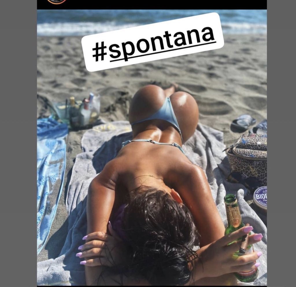 saranoviceva's tweet photo. @Djidja__ Imam jednu, znaš kakav zalazak sunca, plaža sveee plus spontana. #nijemoja ja sam debela https://t.co/HMRMano05e
