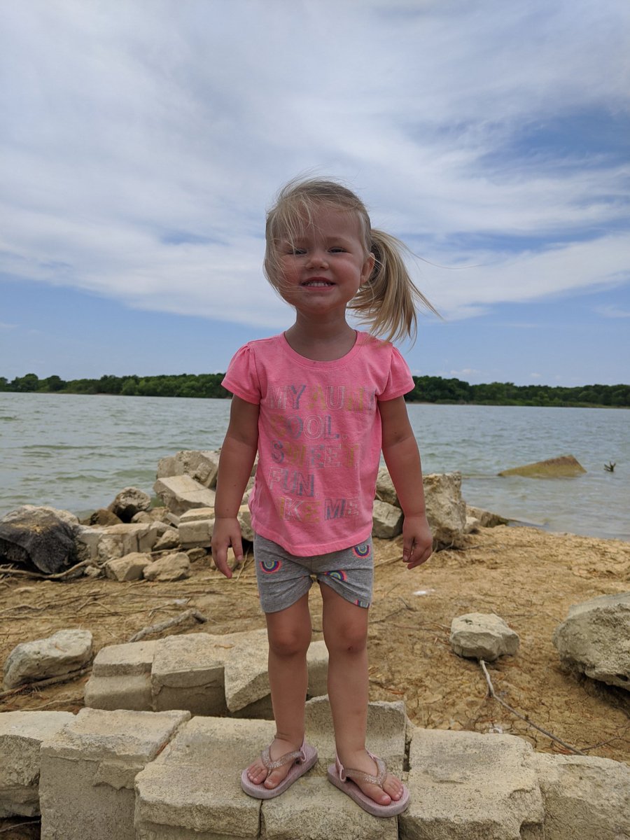 2kidsundertwo's tweet photo. Enjoying our walk by the shoreline. https://t.co/3USOUWvHXj