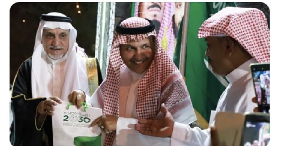 الحمدلله أولاً وأخيراً :-  تمّ ترقية إبن عمي أحمد بن عبدالخالق بن مستور إلى رتبة عميد بشرطة منطقة الباحة نسأل الله أن تكون  عوناً له على الطاعة ليخدم  مليكه ووطنه المعطاء وبالمبارك يا أبا خالدوالأسرة جميعاً .🌹