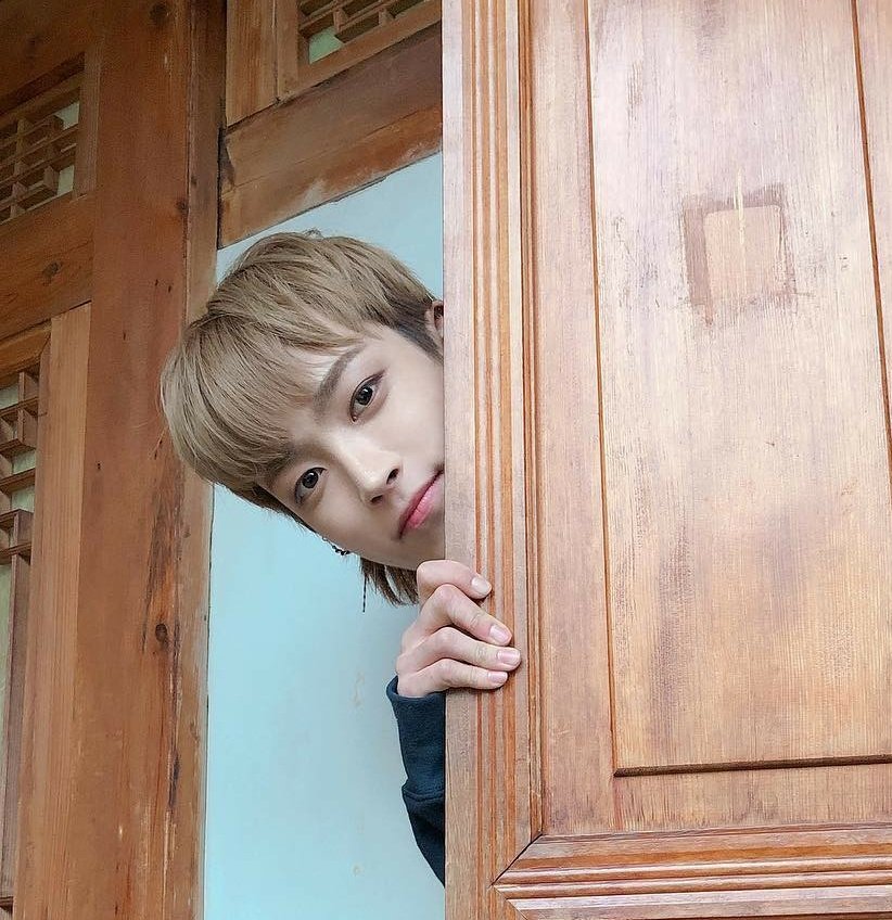 atee_zZz's tweet photo. peekaboo, I see you Hongjoong https://t.co/wOYtS1sm8Y