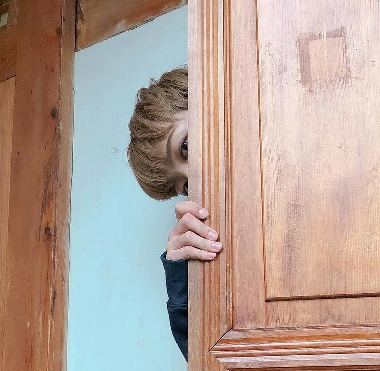 atee_zZz's tweet photo. peekaboo, I see you Hongjoong https://t.co/wOYtS1sm8Y