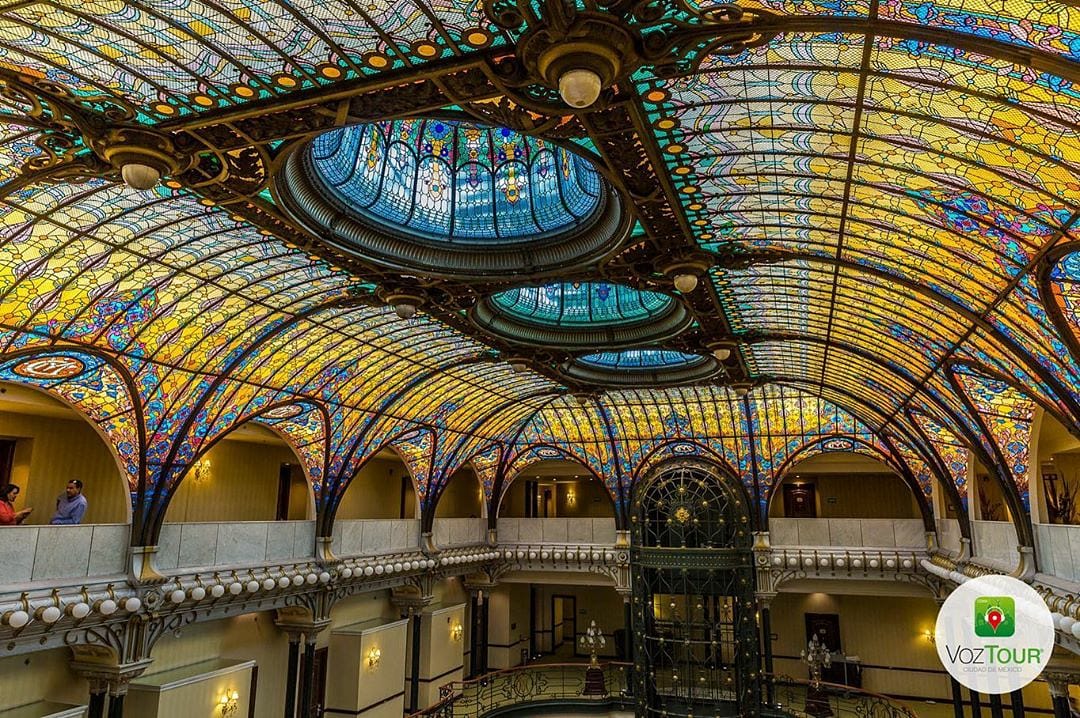 VozTourCDMX's tweet photo. Este imponente vitral es uno de los 4 más grandes del mundo y está en el interior del #GranHotelDeLaCiudadDeMéxico en el corazón del #CentroHistórico.
...
#VozTourCDMX #VozTour #VisitMexico #ViveMexico #TurismoCDMX #Turismo #COVID19 #ConoceCDMX #yomequedoencasa #cuarentena  #CDMX https://t.co/EfV3EtADv7