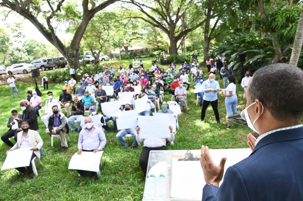 JCesarValentin's tweet photo. Agradecido por el respaldo de la dirigencia y militancia del Partido Verde Dominicano, y el honor de ser proclamado en este día como su candidato a senador. Un gran equipo de hombres y mujeres que nos une el compromiso de cuidar a Santiago. #CuidemosSantiago https://t.co/z75IV9ptbT