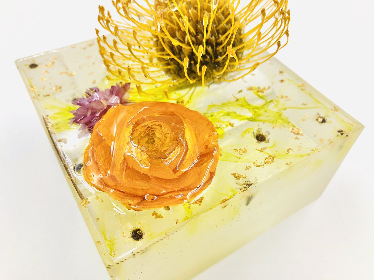Cube, a handmade reed diffuser container with real flowers.#homedecor #homestyling #homeaccents  #modernhomes #interiordecorating #bohohome #moderndesign #moderndecor #modernart #designinspiration #botanicalart #botanicalpickmeup #modernhomedecor #bohostyle #interiordesigner