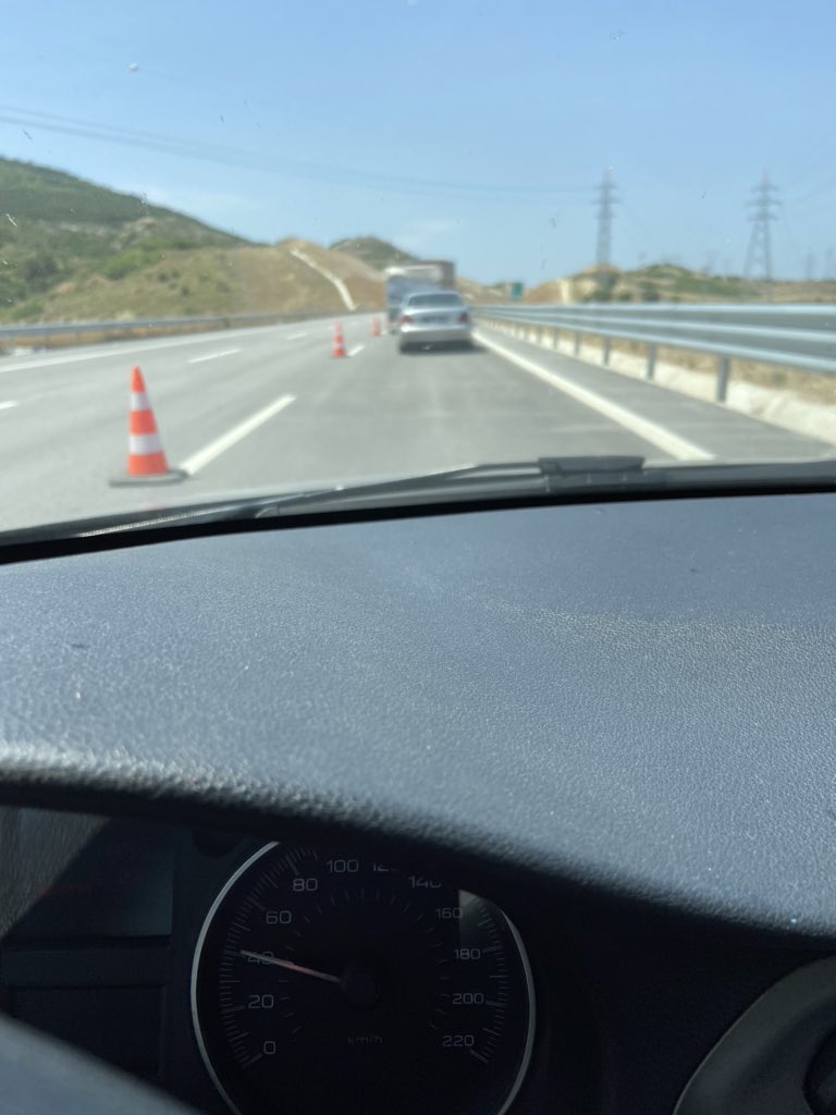 Türkiye’nin en pahalı otobanını (Çandarlı Otobanı) kullanıyoruz ama yolda çalışma var. Herhangi bir uyarı da yapılmıyor. Daha hızlı gidebilmek için kullanılan otabanda 40-50 km ile gidebiliyorsunuz. Çünkü tek şerit. Peki neden 25 tl ödüyorum..!! <a href="/KarayollariGM/">Karayolları Genel Müdürlüğü</a> <a href="/UABakanligi/">T.C. Ulaştırma ve Altyapı Bakanlığı</a>