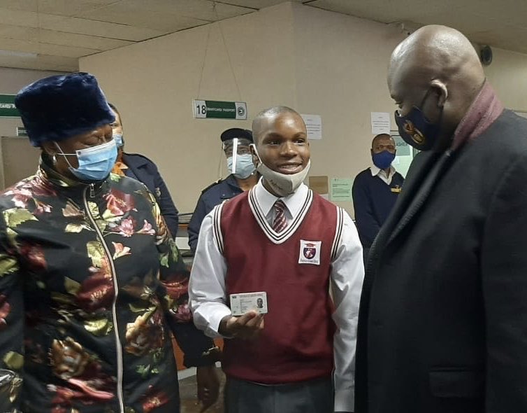 HomeAffairsSA's tweet photo. DM of #DHA Mr Njabulo Nzuza with DM of #DBE Dr Reginah Mhaule facilitate applications & collections of #SmartIDCards for matriculants in Mpumalanga as part of #YouthMonth2020 #YouthPower #SmartID4Matrics @DBE_SA https://t.co/p8JyfbIb9M