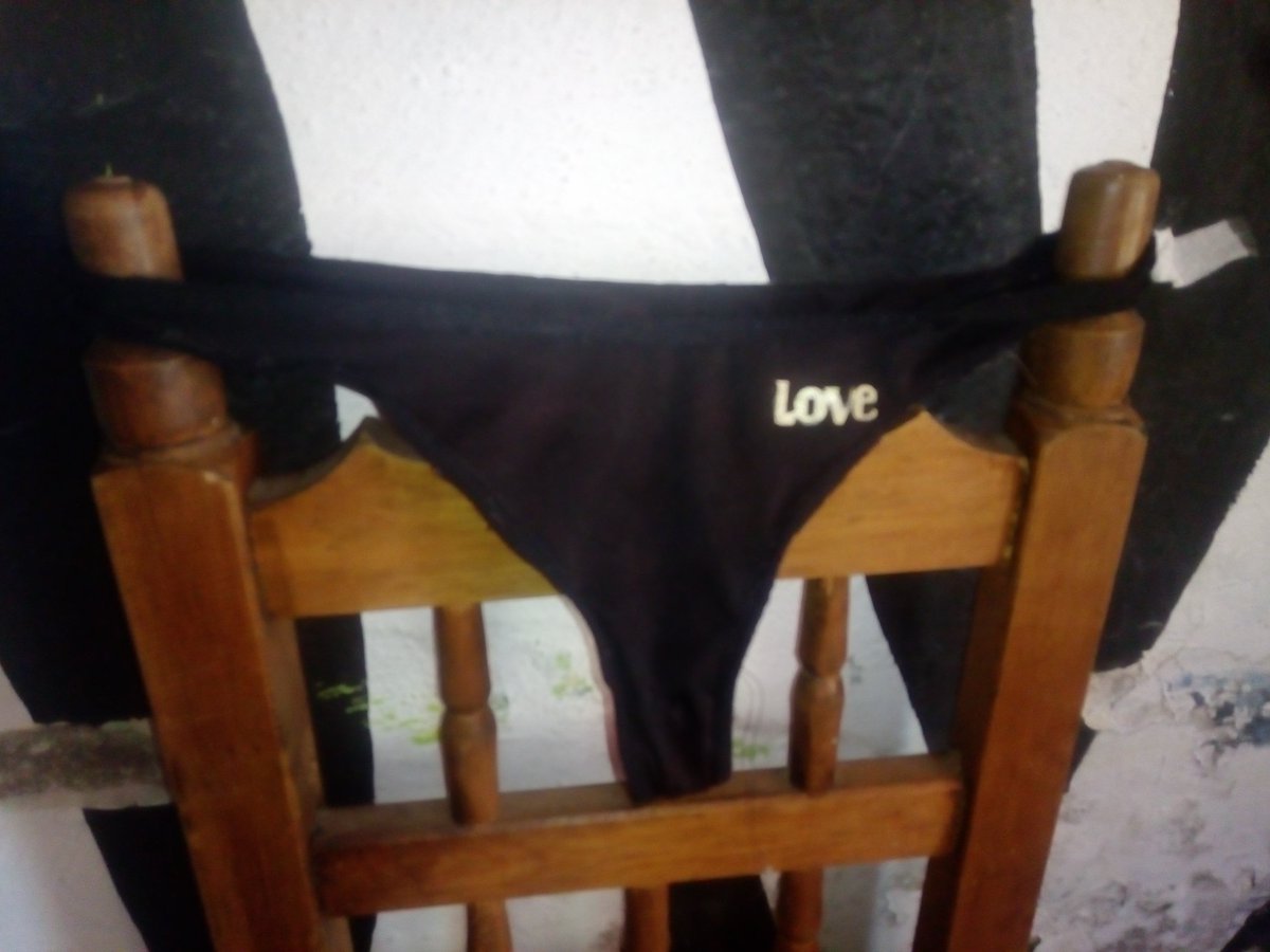 Paco70548032's tweet photo. Tanguita negra de mi fantacias(mi cuñada) la dejo con una super mancha de su flujo vaginal que olía delicioso a su panocha y un sabor que me prende y me pone cachondo y al cual soy adicto,la olí profundamente mientras me masturbaba pensando en ella,me vacíe en sus pantys limpias. https://t.co/q9txFsGXLH