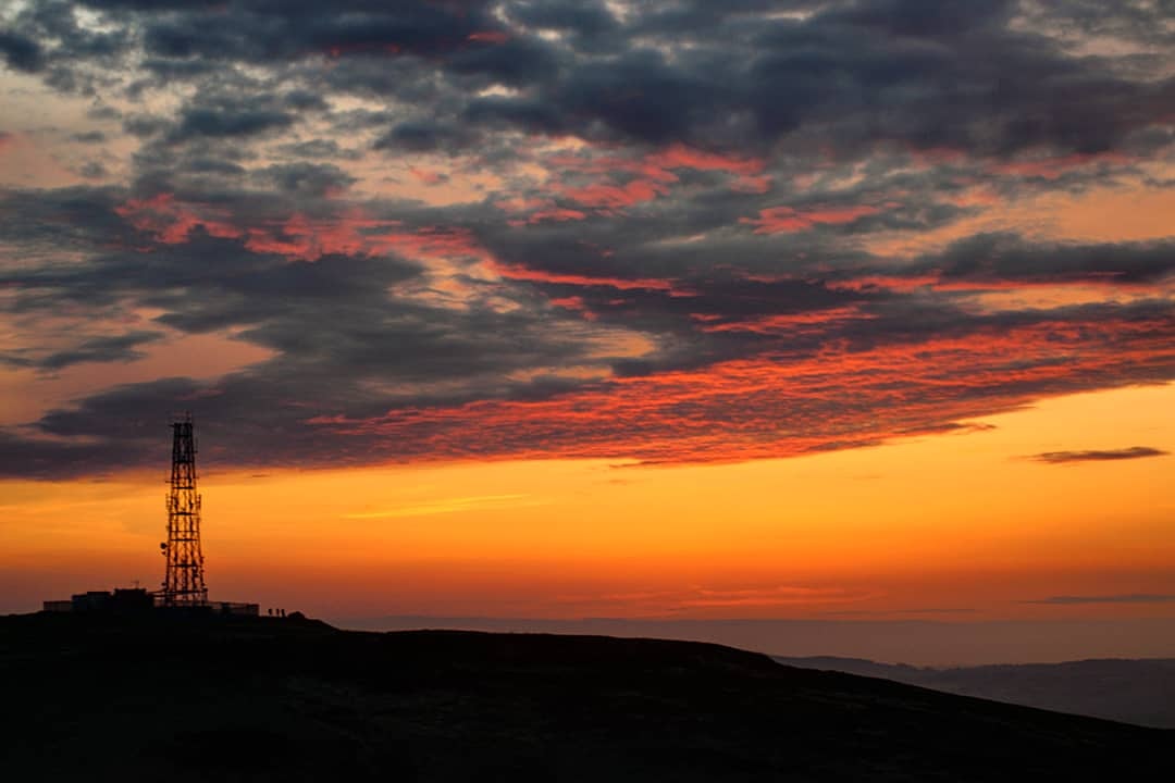 AHenryPhoto's tweet photo. Volcanic sky over Cavehill! 🔥
#Belfast #Sunset #Photography
#SunsetTrip https://t.co/DJFeQmpN9I
