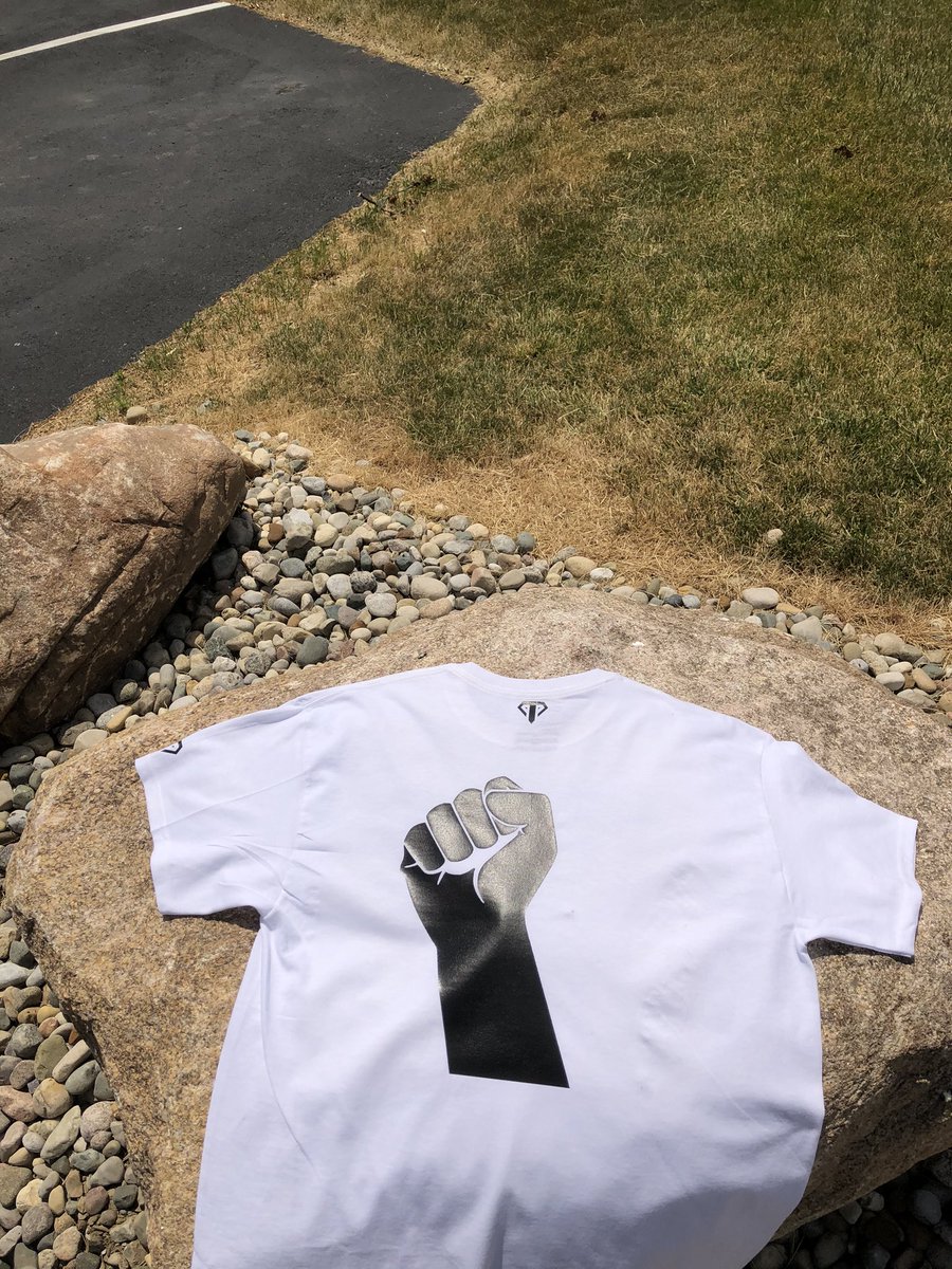 _Bossmantre's tweet photo. Pressure BLM Tee in White/Black! 🏆✊🏼✊🏽✊🏾✊🏿 #PressureClothing #TimeToApplyPressure #blacklivesmatter #blackownedbusiness https://t.co/Wo8Zu8K6AM