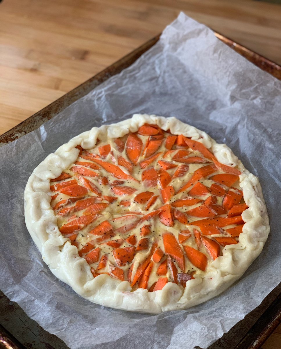 had a plan to make some sort of carrot gallette and my original idea to use mascarpone was fucked by the fact that mascarpone goes bad 45 seconds after its opened so I made a burned honey Greek yogurt custard instead? I have zero clue if it will work tho lmaoo  #humblebragdiet