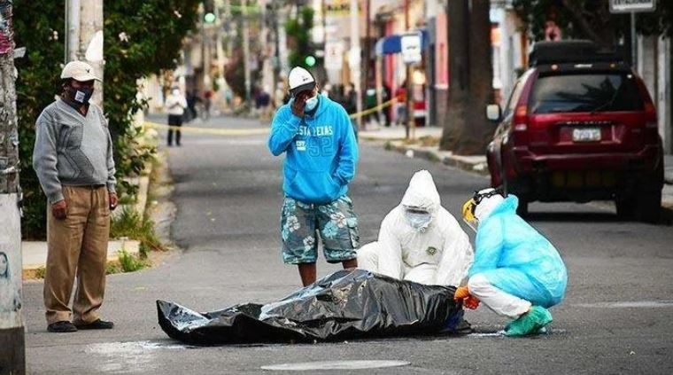 🔴 𝗔𝗛𝗢𝗥𝗔 |

El sistema de salud en Bolivia colapsó y comienzan a registrar fallecidos en las calles (hasta el momento 6 reconocidos)

Hay 20.000 casos y 611 muertos por covid. Faltan camas y personal de blanco fue a huelga de brazos caídos ante falta de equipos sanitarios