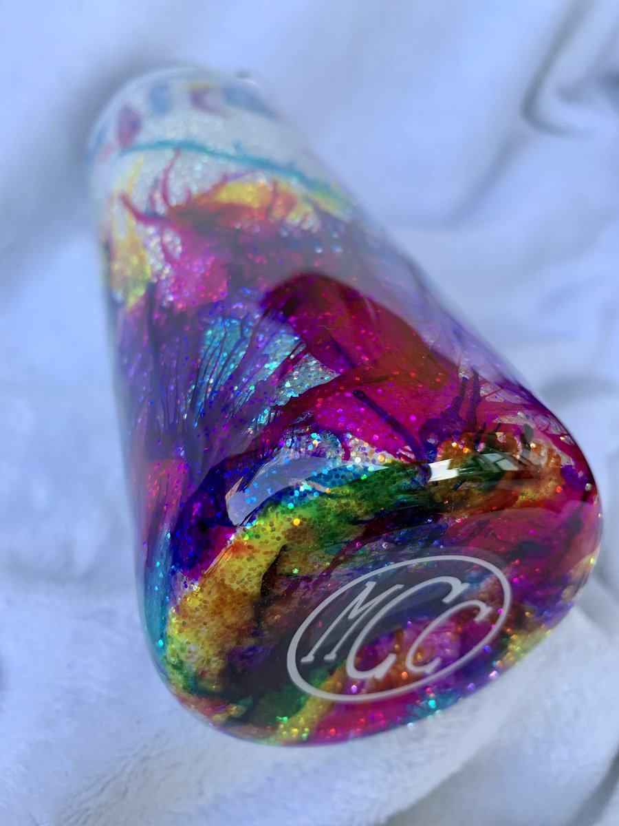 M_Cat_Creations's tweet photo. Love the way this came out! ❤️
#customtumblers #glitter #smallbusiness #custom #shoplocal #scp #vinyl #icanmakethisforyou #mcatcreations #mcc #artistmom #crafts #handmade #veteranowned #hogg #madewithlove #cuplady #glittereverywhere #louisianaartist #inkart #bohoart #feathers https://t.co/XUL8NUyxeh