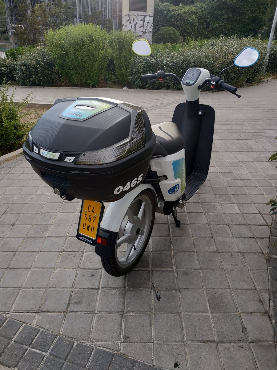 vpanadero's tweet photo. @e_Cooltra algún usuario iluminado a aparcado su moto a las 20h en sinesio delgado en Madrid al lado de un paso de cebra. Un poco de civismo https://t.co/2PiViMIdg7