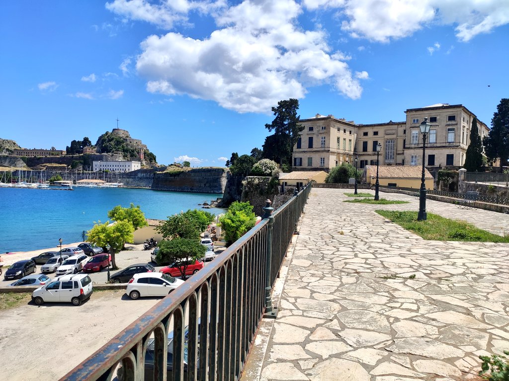 Il fait chaud, la mer scintille sous un grand soleil, mais les rues et les parcs sont vides, la plupart des échoppes fermées. Ici, l'absence de touristes se fait beaucoup plus ressentir qu'à  #Athènes. L'île vit presque exclusivement de cette activité.  #corfou  @RTSinfo