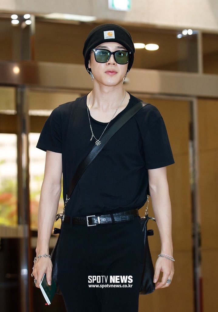 An open chest really serves to show off those collarbones and even broaden your shoulders. Clearly it’s just second nature to Jimin.  #JIMIN  