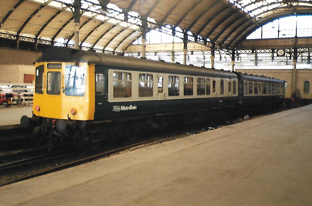 SalopianLyne's tweet image. British Rail Class 110 BRCW Calder Valley 2-car DMU set 51843+52060 on the buffers under the roof at Hull Paragon station 12/8/89. Blue/Grey livery with West Yorkshire PTE MetroTrain branding #BritishRail #Class110 #BRCW #DMU #Hull #Yorkshire #trainspotting 🤓